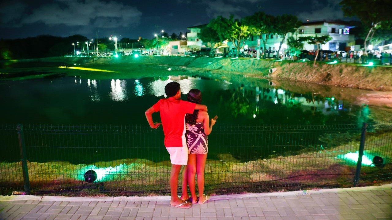 foto aberta da lagoa à noite